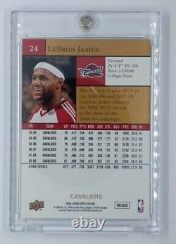 2009-10 Upper Deck First Edition Gold Lebron James #24, Cavaliers, Parallel translated in French would be:

2009-10 Upper Deck Première Édition Or Lebron James #24, Cavaliers, Parallèle.