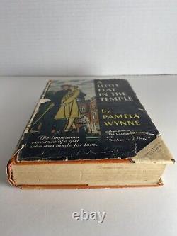A Little Flat In The Temple Hardcover Book Par Pamela Wynne, Première Édition Rare
