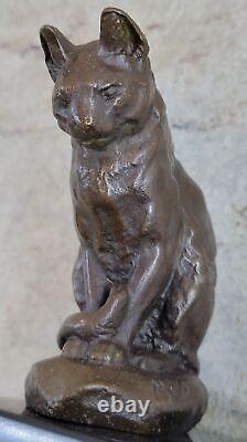 Collectionneur de statues en bronze et marbre de chats amoureux des félins.