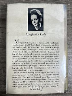 Édition de 1949 de Toasted English de Marghanita Laski, reliée en couverture rigide, avec jaquette en plastique, en parfait état NM+ FINE.