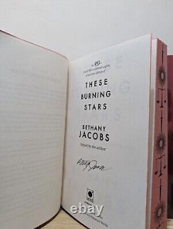 Édition signée - Première édition - Ces étoiles ardentes par Bethany Jacobs - Tranche pulvérisée - Nouveau