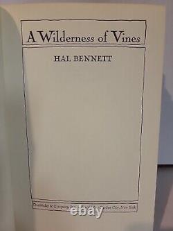 Hal Bennett, Une Forêt de Vignes, Première édition 1966, Relié avec jaquette, Protégé par une couverture en Mylar, En très bon état (VG+).