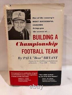 Livre signé par Paul Bear Bryant: Construire une équipe de football championne en Alabama